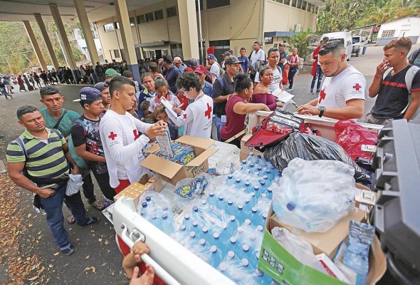 Cruz Roja guatemalteca ofrece víveres y atención médica. Cruz Roja guatemalteca ofrece víveres y atención médica.