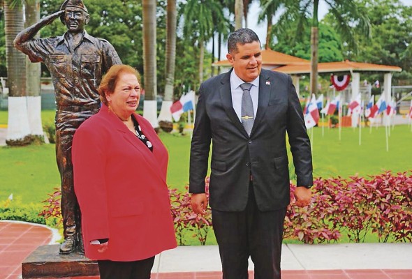 El ministro de Seguridad, Juan Pino, y la embajadora Mari Carmen Aponte El ministro de Seguridad, Juan Pino, y la embajadora Mari Carmen Aponte