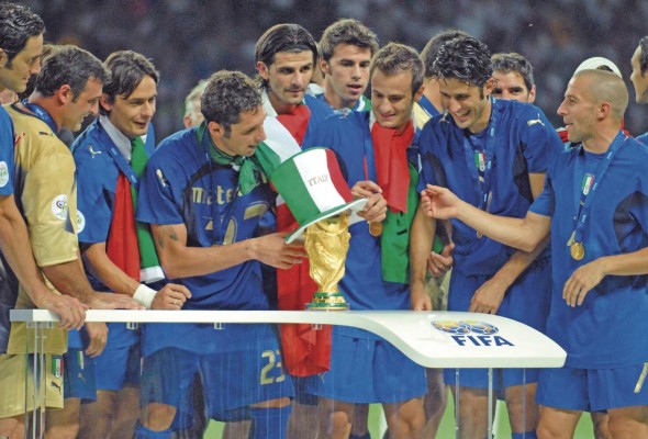 Materazzi, junto a sus compañeros, celebra con la Copa Mundial de Fútbol, el 9 de julio de 2006, en el Olympiastadion, en Berlín. Materazzi, junto a sus compañeros, celebra con la Copa Mundial de Fútbol, el 9 de julio de 2006, en el Olympiastadion, en Berlín.