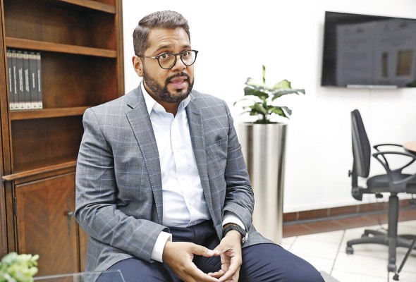 Gerardo Herrera Martínez, jefe del Departamento Jurídico Tributario de la DGI Gerardo Herrera Martínez, jefe del Departamento Jurídico Tributario de la DGI