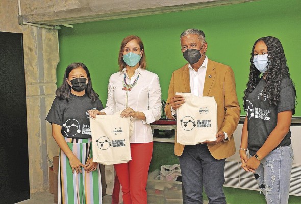 Stephany Sanchez; la primera dama de la República, Yazmín Colón de Cortizo; Dr. Eduardo Ortega Barría, y Andrea Batista Stephany Sanchez; la primera dama de la República, Yazmín Colón de Cortizo; Dr. Eduardo Ortega Barría, y Andrea Batista