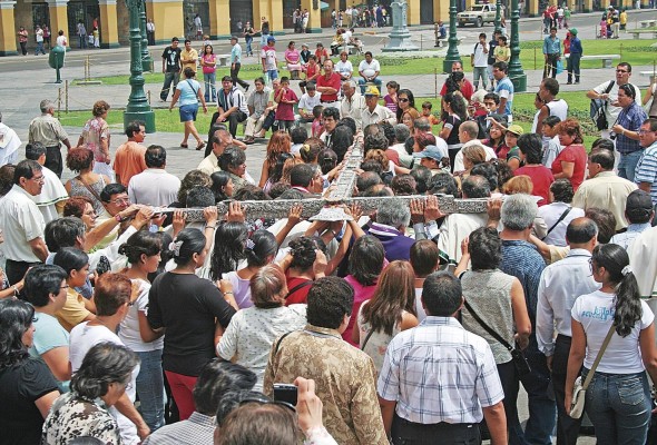 En Perú, las procesiones y la gastronomía son parte esencial de la conmemoración. En Perú, las procesiones y la gastronomía son parte esencial de la conmemoración.