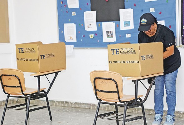 Por el momento, cuatro de los nueve partidos políticos oficialmente constituidos han elegido a su candidato presidencial para las elecciones generales del 5 de mayo de 2024. Por el momento, cuatro de los nueve partidos políticos oficialmente constituidos han elegido a su candidato presidencial para las elecciones generales del 5 de mayo de 2024.