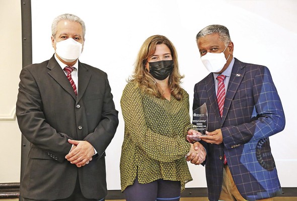 Fátima De La Guardia, del proyecto Lechería El Recreo 4.0, recibe el reconocimiento de parte del Dr. Eduardo Ortega Barría y el Lic. Alberto De Ycaza. Fátima De La Guardia, del proyecto Lechería El Recreo 4.0, recibe el reconocimiento de parte del Dr. Eduardo Ortega Barría y el Lic. Alberto De Ycaza.