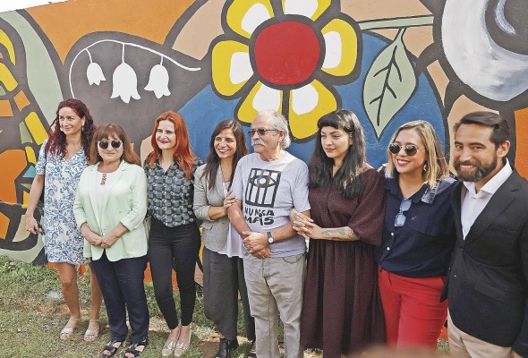Los artistas Mon Laferte (3d) y Alejandro “Mono” González (c) posan junto a otras personas durante la inauguración de su mural. Los artistas Mon Laferte (3d) y Alejandro “Mono” González (c) posan junto a otras personas durante la inauguración de su mural.