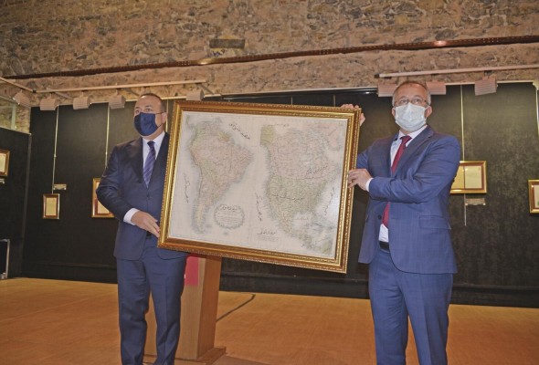 El canciller de Turquía, Mevlüt Çavusoglu, acompañado del Dr. Ugur Ünal, presidente de los Archivos Estatales de Turquía. El canciller de Turquía, Mevlüt Çavusoglu, acompañado del Dr. Ugur Ünal, presidente de los Archivos Estatales de Turquía.
