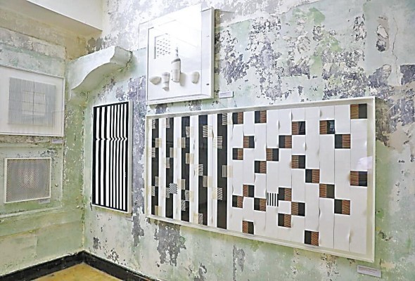 El pintor Nessim Bassan apuesta por la simplicidad y la geometría en sus obras. El pintor Nessim Bassan apuesta por la simplicidad y la geometría en sus obras.