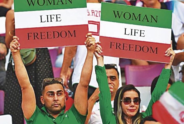 Fanáticos de Irán protestan en el partido ante Inglaterra. Fanáticos de Irán protestan en el partido ante Inglaterra.