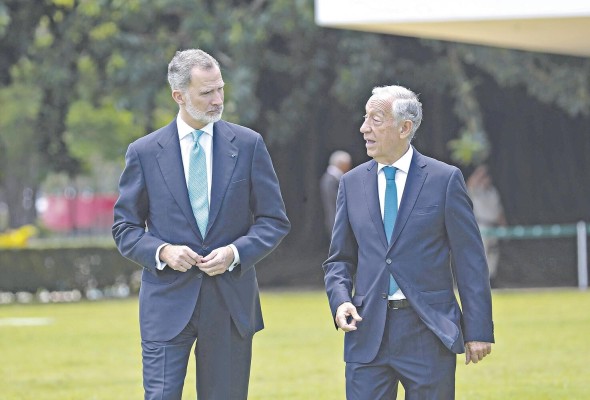 El rey de España, Felipe VI , conversa con el presidente portugués, Marcelo Rebelo de Sousa (d) durante la investidura del presidente electo brasileño. El rey de España, Felipe VI , conversa con el presidente portugués, Marcelo Rebelo de Sousa (d) durante la investidura del presidente electo brasileño.