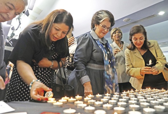Un acto en memoria de las víctimas del Holocausto tuvo lugar ayer en la Asamblea Nacional, al conmemorarse 75 años de la liberación del campo de concentración nazi de Auschwitz. Un acto en memoria de las víctimas del Holocausto tuvo lugar ayer en la Asamblea Nacional, al conmemorarse 75 años de la liberación del campo de concentración nazi de Auschwitz.