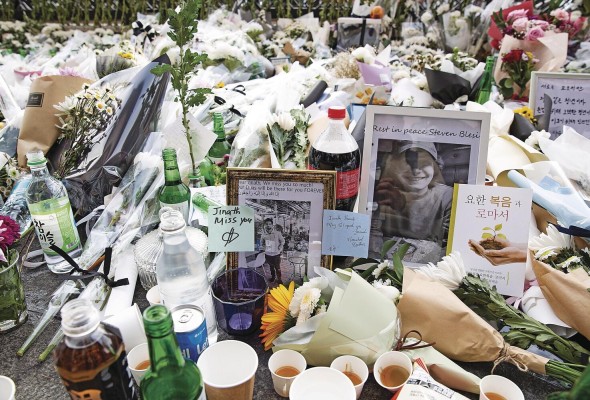 Sitio de ofrendas en memoria de las víctimas. Sitio de ofrendas en memoria de las víctimas.