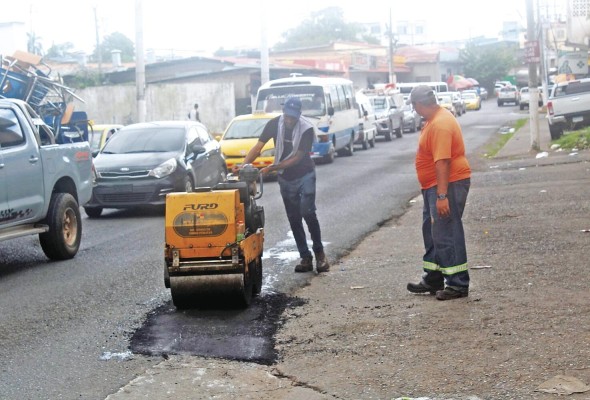 La obra busca mitigar el calvario que han estado sufriendo los transportistas por el mal estado en que se encuentran las carreteras. Trabajadores del MOP hacen trabajo de parcheo en una vía de La Chorrera. La obra busca mitigar el calvario que han estado sufriendo los transportistas por el mal estado en que se encuentran las carreteras. Trabajadores del MOP hacen trabajo de parcheo en una vía de La Chorrera.