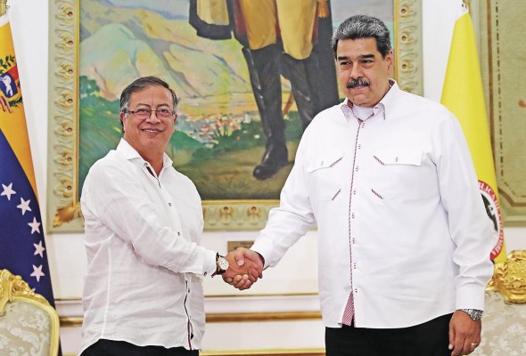 El presidente de Venezuela, Nicolás Maduro (d), se reunió con su homólogo de Colombia, Gustavo Petro, este martes, en el Palacio de Miraflores, en Caracas (Venezuela). El presidente de Venezuela, Nicolás Maduro (d), se reunió con su homólogo de Colombia, Gustavo Petro, este martes, en el Palacio de Miraflores, en Caracas (Venezuela).