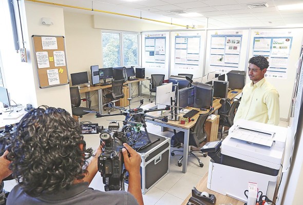 El laboratorio cuenta con equipos financiados por la Senacyt. El laboratorio cuenta con equipos financiados por la Senacyt.