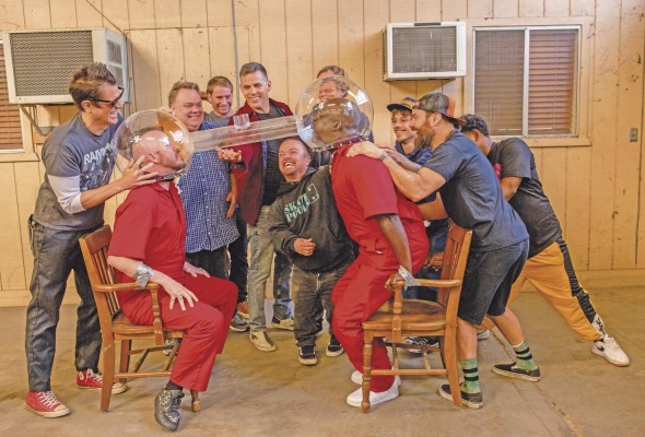 Fotograma cedido por Paramount Pictures donde aparecen de izquierda a derecha Johnny Knoxville, Ehren McGhehey, Preston Lacy, Sean 'Poopies' McInerny, Steve-O, Dave England, Wee Man, Dark Shark, Chris Pontius, Jasper y Nick Merlino, durante una escena de 'Jackass Forever' que llega a la gran pantalla este viernes. Fotograma cedido por Paramount Pictures donde aparecen de izquierda a derecha Johnny Knoxville, Ehren McGhehey, Preston Lacy, Sean 'Poopies' McInerny, Steve-O, Dave England, Wee Man, Dark Shark, Chris Pontius, Jasper y Nick Merlino, durante una escena de 'Jackass Forever' que llega a la gran pantalla este viernes.