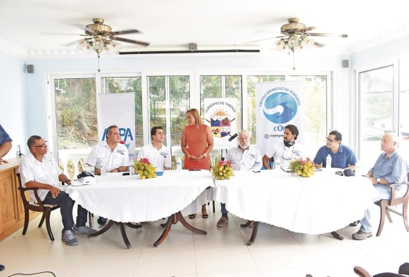 El vicepresidente de ARPA Juan Carlos Heilbron y la alcaldesa de Taboga, Magaly Ricord suscribieron un acuerdo para establecer el Centro Operativo de Respuesta en la isla. Acompañaron Harry Quin , José Digerónimo, Russell Goedjen, Juan Diego Reyna, Hugo Torrijos y Carlos Sagrera. El vicepresidente de ARPA Juan Carlos Heilbron y la alcaldesa de Taboga, Magaly Ricord suscribieron un acuerdo para establecer el Centro Operativo de Respuesta en la isla. Acompañaron Harry Quin , José Digerónimo, Russell Goedjen, Juan Diego Reyna, Hugo Torrijos y Carlos Sagrera.