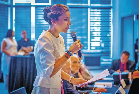 Ana Irene Delgado, vicepresidenta de la Federación Internacional de Esgrima, dio la bienvenida a los 26 países participantes en este congreso continental. Ana Irene Delgado, vicepresidenta de la Federación Internacional de Esgrima, dio la bienvenida a los 26 países participantes en este congreso continental.