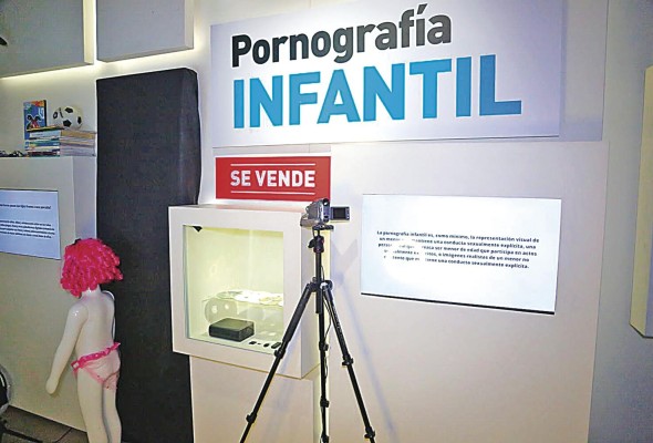 Teléfonos celulares, tablets, decodificadores de imágenes de televisión e impresoras fotográficas de alta calidad, son equipos encontrados por las autoridades en los operativos de pornografía infantil. Teléfonos celulares, tablets, decodificadores de imágenes de televisión e impresoras fotográficas de alta calidad, son equipos encontrados por las autoridades en los operativos de pornografía infantil.
