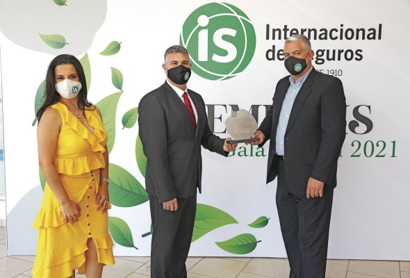RECONOCIMIENTO. Internacional de Seguros celebró en un exclusivo evento de premiación, los buenos resultados y la fortaleza financiera lograda durante 2020, gracias al respaldo y compromiso de su mayor fuerza productiva. En el evento fueron galardonados los mayores productores de seguros en las categorías de Ramo Salud: Suzanne Gómez; Ramos Generales: Kam & Asociados S.A. y la distinción más importante de la noche: Corredor del Año y Mayor Productor de Vida 2020, fue otorgado a Yeny Castillero Castro. RECONOCIMIENTO. Internacional de Seguros celebró en un exclusivo evento de premiación, los buenos resultados y la fortaleza financiera lograda durante 2020, gracias al respaldo y compromiso de su mayor fuerza productiva. En el evento fueron galardonados los mayores productores de seguros en las categorías de Ramo Salud: Suzanne Gómez; Ramos Generales: Kam & Asociados S.A. y la distinción más importante de la noche: Corredor del Año y Mayor Productor de Vida 2020, fue otorgado a Yeny Castillero Castro.