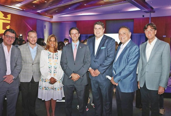 El administrador de la ATP junto a altos ejecutivos de Royal Caribbean y Promtur Panamá. El administrador de la ATP junto a altos ejecutivos de Royal Caribbean y Promtur Panamá.
