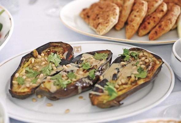 Berenjenas asadas con tajini y limón. Berenjenas asadas con tajini y limón.