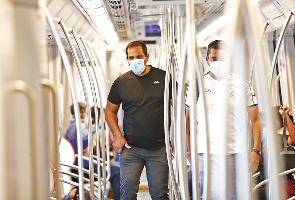 Los profesionales de la salud recomiendan el uso de mascarillas, sobre todo en espacios cerrados. Los profesionales de la salud recomiendan el uso de mascarillas, sobre todo en espacios cerrados.