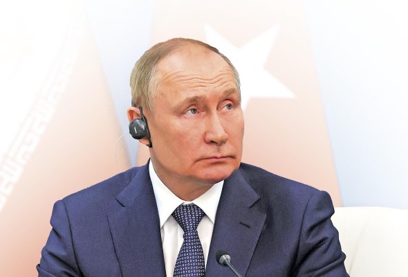 El presidente ruso, Vladimir Putin, asiste a una declaración conjunta con los presidentes iraní y turco tras sus conversaciones durante una cumbre trilateral sobre Siria en Teherán. El presidente ruso, Vladimir Putin, asiste a una declaración conjunta con los presidentes iraní y turco tras sus conversaciones durante una cumbre trilateral sobre Siria en Teherán.