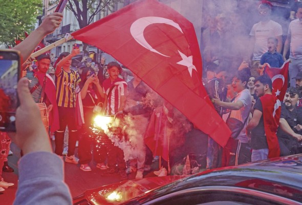 Simpatizantes de Erdogan, salen a festejar su victoria en las urnas. Simpatizantes de Erdogan, salen a festejar su victoria en las urnas.