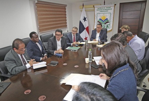 Reunión de la comisión que elabora la nueva ley. Reunión de la comisión que elabora la nueva ley.