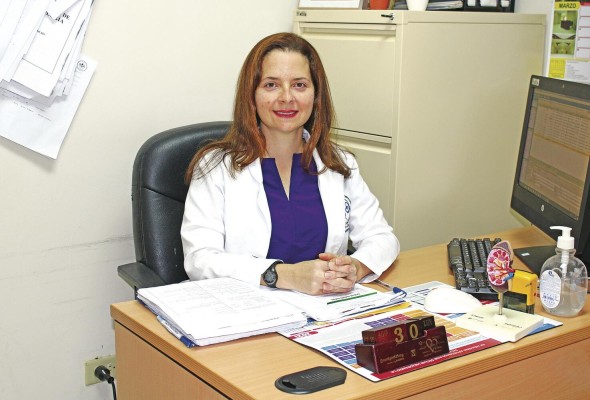 La Dra. Courville es la directora del programa de nefrología y diálisis y jefa de la unidad de hemodiálisis y diálisis peritoneal del Hospital Dr. Gustavo N. Collado de la CSS, en Chitré, Herrera. La Dra. Courville es la directora del programa de nefrología y diálisis y jefa de la unidad de hemodiálisis y diálisis peritoneal del Hospital Dr. Gustavo N. Collado de la CSS, en Chitré, Herrera.