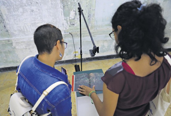 La exhibición relata la complicada relación entre el Río Chagres, el Canal de Panamá y la comunidad Emberá Drúa. La exhibición relata la complicada relación entre el Río Chagres, el Canal de Panamá y la comunidad Emberá Drúa.