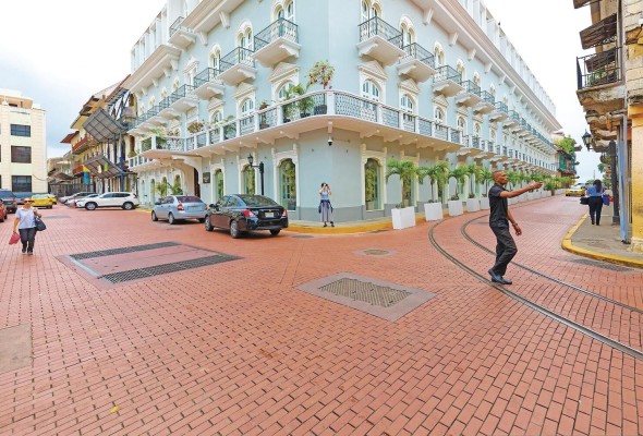 Tres hoteles nuevos han abierto en el Casco Antiguo, cada uno con capacidad para 300 habitaciones. Tres hoteles nuevos han abierto en el Casco Antiguo, cada uno con capacidad para 300 habitaciones.