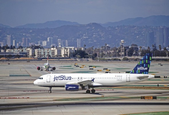 Un avión de JetBlue Airbus en el aeropuerto de Los Ángeles. Un avión de JetBlue Airbus en el aeropuerto de Los Ángeles.