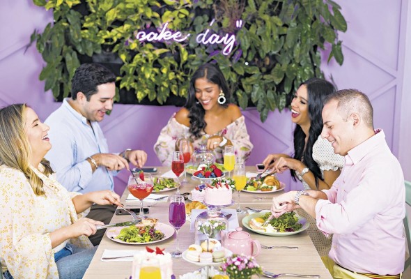 El menú incluye platos dulces y saldados, ensaladas y emparedados. El menú incluye platos dulces y saldados, ensaladas y emparedados.