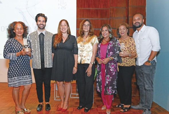 Jurado nominador junto a Meivis Ortiz, Carmen Herrera y Joseph Archbold Jurado nominador junto a Meivis Ortiz, Carmen Herrera y Joseph Archbold