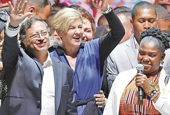 Verónica Alcoce, Gustavo Petro (i), y Francia Márquez (d), durante la celebración de su triunfo tras la segunda vuelta presidencial. Verónica Alcoce, Gustavo Petro (i), y Francia Márquez (d), durante la celebración de su triunfo tras la segunda vuelta presidencial.