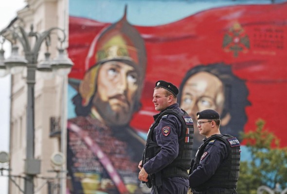 Policías rusos vigilan cerca de la Plaza Roja en Moscú, Rusia. Policías rusos vigilan cerca de la Plaza Roja en Moscú, Rusia.