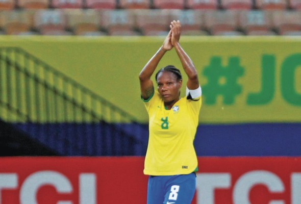 Miraildes Maciel Mota, mejor conocida como Formiga, de Brasil se despide hoy, en un partido del Torneo Internacional de Fútbol entre las selecciones de Brasil e India en el estadio Arena da Amazonia en Manaos (Brasil). Miraildes Maciel Mota, mejor conocida como Formiga, de Brasil se despide hoy, en un partido del Torneo Internacional de Fútbol entre las selecciones de Brasil e India en el estadio Arena da Amazonia en Manaos (Brasil).