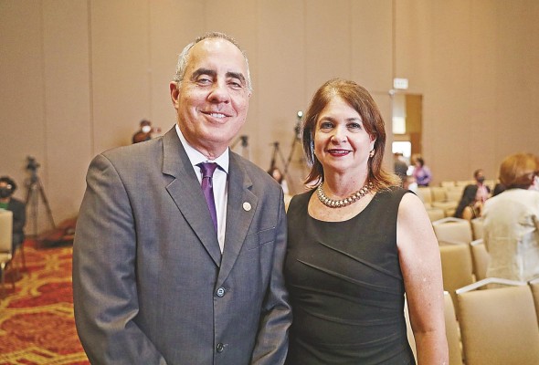 Luis Pernett y Giovanna Cordero Luis Pernett y Giovanna Cordero