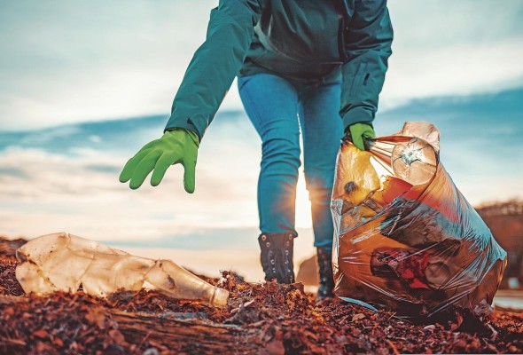 Hay evidencias científicas que demuestran la presencia de diminutos trozos de plástico en los puntos más remotos de la Tierra. Hay evidencias científicas que demuestran la presencia de diminutos trozos de plástico en los puntos más remotos de la Tierra.