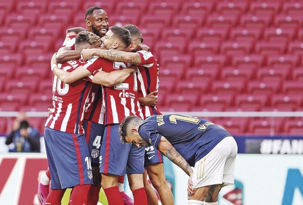 Los jugadores del Atlético de Madrid se felicitan tras el partido de la jornada 37 de Liga contra Osasuna, que se disputó en el estadio Wanda Metropolitano. Los jugadores del Atlético de Madrid se felicitan tras el partido de la jornada 37 de Liga contra Osasuna, que se disputó en el estadio Wanda Metropolitano.