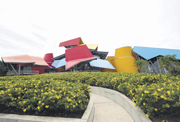 Jardines del Biomuseo, al fondo, su colorido edificio Jardines del Biomuseo, al fondo, su colorido edificio