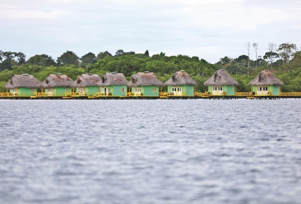 La mayoría de las islas cuenta con hoteles a orillas de la playa. La mayoría de las islas cuenta con hoteles a orillas de la playa.