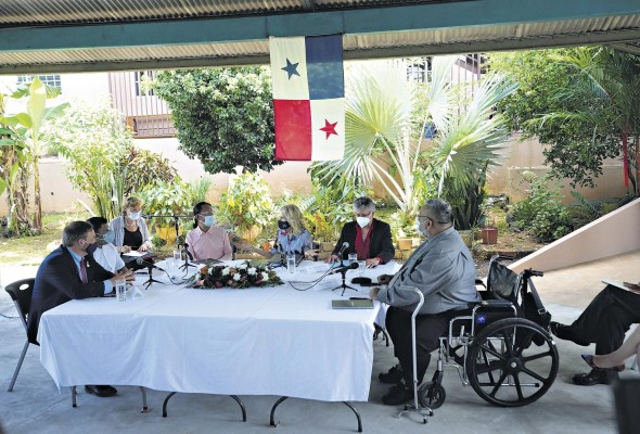 Imagen del panel que presidió la primera dama junto al doctor Orlando Quintero, activistas y Stewart Tuttle, jefe de misión interino embajada de Estados Unidos. Imagen del panel que presidió la primera dama junto al doctor Orlando Quintero, activistas y Stewart Tuttle, jefe de misión interino embajada de Estados Unidos.