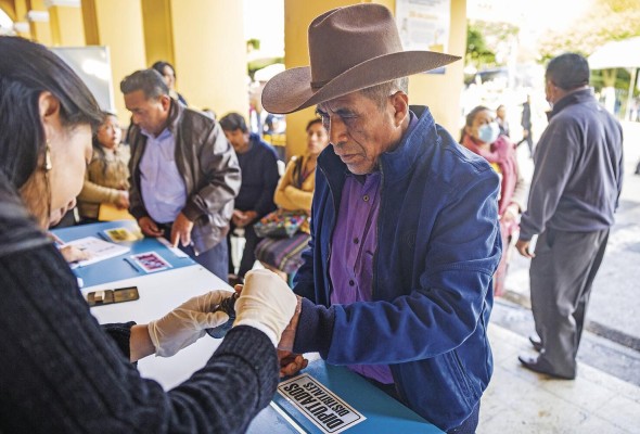 Ciudadanos votan en las elecciones generales de Guatemala. Ciudadanos votan en las elecciones generales de Guatemala.