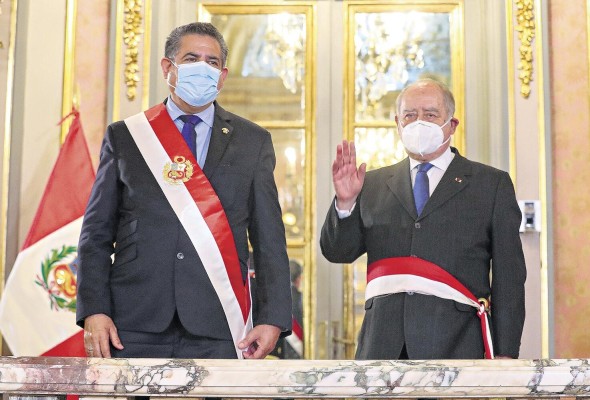 Manuel Merino (Izq,), presidente peruano, y Ántero Flores-Aráoz, primer ministro Manuel Merino (Izq,), presidente peruano, y Ántero Flores-Aráoz, primer ministro