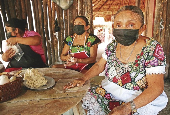Leovigilda Canul Poot (d) posa durante una entrevista con 'EFE' el 23 de julio de 2022 en el poblado de Tikuch, Valladolid, estado de Yucatán. Leovigilda Canul Poot (d) posa durante una entrevista con 'EFE' el 23 de julio de 2022 en el poblado de Tikuch, Valladolid, estado de Yucatán.