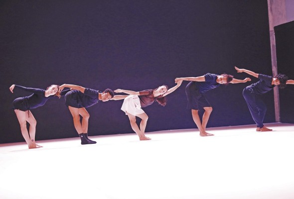 Carolina Figueiredo, Paulina León, Carla Lozano, Joameth Manzane, y Adrián Morales son los bailarines de 'ASH'. Carolina Figueiredo, Paulina León, Carla Lozano, Joameth Manzane, y Adrián Morales son los bailarines de 'ASH'.