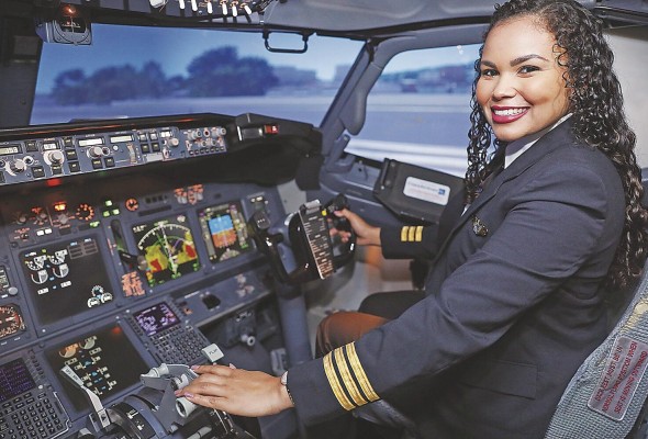 Sarahy Elizondro afirma que el estudio, la pasión y la disciplina son vitales en el camino de la formación aeronáutica. Sarahy Elizondro afirma que el estudio, la pasión y la disciplina son vitales en el camino de la formación aeronáutica.