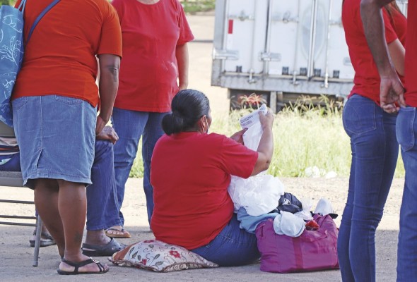 Los parientes aprovechan la visita mensual para llevar alimentos y artículos de aseo a los detenidos. Los parientes aprovechan la visita mensual para llevar alimentos y artículos de aseo a los detenidos.